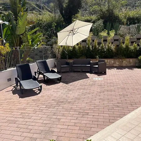 Residenza De Luca 4* טרופאה